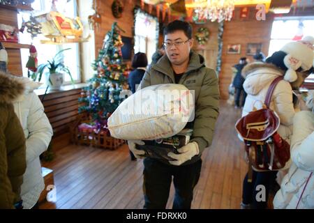 Beijicun, la Cina della Provincia di Heilongjiang. 30 gen, 2016. Portalettere Wang Xiulong porta colli presso l'ufficio postale di Beijicun, o "polo nord villaggio", nel nord-est della Cina di Provincia di Heilongjiang, Gennaio 30, 2016. Beijicun, una piccola città della Cina settentrionale della contea di Mohe, è uno dei luoghi più freddi nel paese. La temperatura più bassa mai registrata qui era meno 52,3 gradi Celsius. Wang è la suola portalettere di Beijicun Post Office che lavora qui da dieci anni fa. © Wang Kai/Xinhua/Alamy Live News Foto Stock