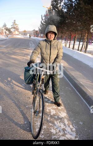 Beijicun, la Cina della Provincia di Heilongjiang. 30 gen, 2016. Portalettere Wang Xiulong è il suo modo di consegnare lettere a Beijicun, o "polo nord villaggio", nel nord-est della Cina di Provincia di Heilongjiang, Gennaio 30, 2016. Beijicun, una piccola città della Cina settentrionale della contea di Mohe, è uno dei luoghi più freddi nel paese. La temperatura più bassa mai registrata qui era meno 52,3 gradi Celsius. Wang è la suola portalettere di Beijicun Post Office che lavora qui da dieci anni fa. © Wang Kai/Xinhua/Alamy Live News Foto Stock