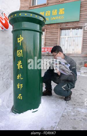 Beijicun, la Cina della Provincia di Heilongjiang. 30 gen, 2016. Portalettere Wang Xiulong raccoglie lettere presso l'ufficio postale di Beijicun, o "polo nord villaggio", nel nord-est della Cina di Provincia di Heilongjiang, Gennaio 30, 2016. Beijicun, una piccola città della Cina settentrionale della contea di Mohe, è uno dei luoghi più freddi nel paese. La temperatura più bassa mai registrata qui era meno 52,3 gradi Celsius. Wang è la suola portalettere di Beijicun Post Office che lavora qui da dieci anni fa. © Wang Kai/Xinhua/Alamy Live News Foto Stock