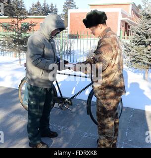 Beijicun, la Cina della Provincia di Heilongjiang. 30 gen, 2016. Portalettere Wang Xiulong (L) recapita le lettere a Beijicun, o "polo nord villaggio", nel nord-est della Cina di Provincia di Heilongjiang, Gennaio 30, 2016. Beijicun, una piccola città della Cina settentrionale della contea di Mohe, è uno dei luoghi più freddi nel paese. La temperatura più bassa mai registrata qui era meno 52,3 gradi Celsius. Wang è la suola portalettere di Beijicun Post Office che lavora qui da dieci anni fa. © Wang Kai/Xinhua/Alamy Live News Foto Stock