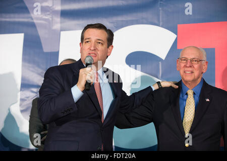 Candidato presidenziale repubblicano speranzoso Texas Sen. Ted Cruz celebrare la sua vittoria in Iowa caucus repubblicano Foto Stock