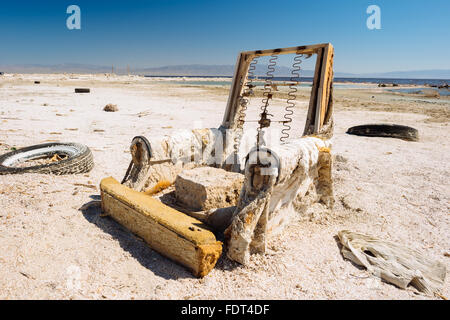 Una sedia scartato sulla sponda occidentale del Salton Sea, California Foto Stock