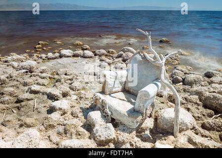 Una sedia scartato sulla sponda occidentale del Salton Sea, California Foto Stock