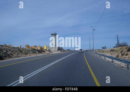 Un militare israeliano torre di guardia in strada numero 60 che è il principale nord-sud autostrada che corre lungo la dorsale collinare della Cisgiordania, Israele il 01 febbraio 2016. Route 60 è una scena centrale della violenza poiché la seconda Intifada del conflitto tra israeliani e palestinesi nel 2000 definito da migliaia di riprese attacchi sul suo traffico israeliano, tra cui decine di vittime. Foto Stock