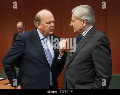 Raffigurato all'eurogruppo riunione dell Unione Europea zona euro i ministri delle finanze erano da sinistra a destra Michael Noonan il Ministro delle finanze irlandese e Jean-Claude Trichet presidente Banca centrale europea Jean-Claude Trichet, Presidente della Banca centrale europea. Foto © Peter Cavanagh [deve Credit] Foto Stock