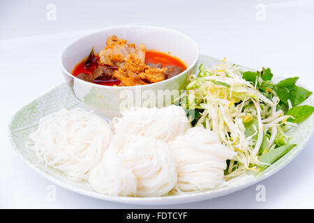 Vermicelli tailandese mangiato con pollo al curry isolati su sfondo bianco Foto Stock