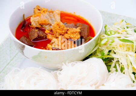 Vermicelli tailandese mangiato con pollo al curry isolati su sfondo bianco Foto Stock