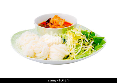 Vermicelli tailandese mangiato con pollo al curry isolati su sfondo bianco Foto Stock