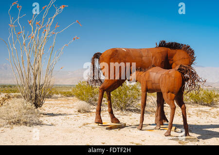 Una scultura di metallo per artista Ricardo Breceda in Borrego Springs, California Foto Stock