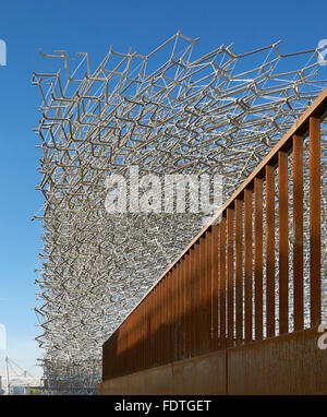 Alluminio con una struttura a reticolo in giustapposizione con acciaio Corten balaustra. Milano Expo 2015, UK Pavilion, Milano, Italia. Architetto Foto Stock