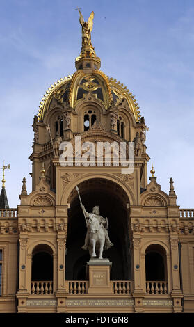 Schwerin, la Germania, la statua equestre di Obotritenfuerst Niklot e Arcangelo Michele sul Castello di Schwerin Foto Stock