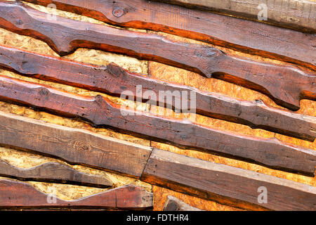 Vecchie tavole di legno incrinato, moss su un sfondo rustico Foto Stock