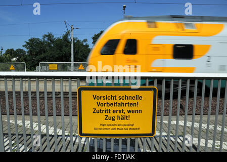 Neustadt Dosse (Germania), segno di avvertimento -Vorsicht, veloce Vorbeifahrten- sulla piattaforma Foto Stock