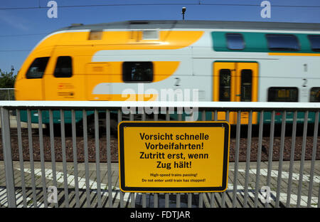Neustadt Dosse (Germania), segno di avvertimento -Vorsicht, veloce Vorbeifahrten- sulla piattaforma Foto Stock