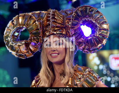 Colonia, Germania. 01 feb 2016. Modello Rosanna Davison su una passerella durante la Lambertz lunedì sera parte a Colonia, Germania, 01 febbraio 2016. Foto: HENNING KAISER/dpa/Alamy Live News Foto Stock