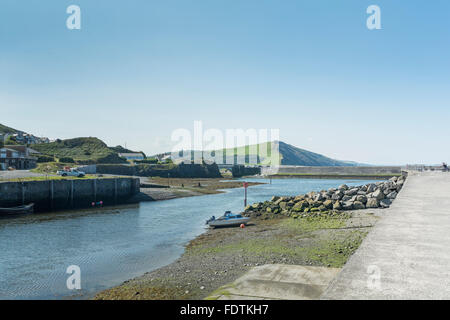 L'ingresso del porto a Aberystwyth, con la bocca del AFon Ystwyth nel mezzo di distanza. Foto Stock