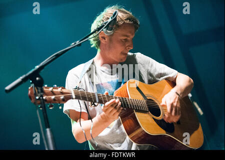 Ben Howard esegue presso il Music Hall di Aberdeen, Scozia il 24 ottobre 2011. Foto Stock