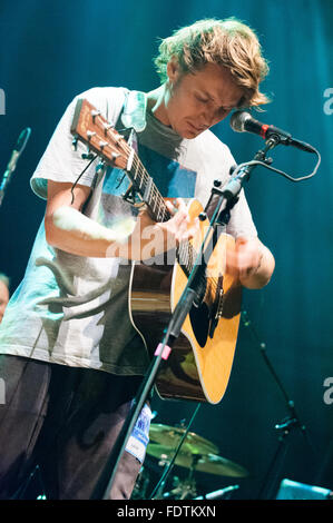 Ben Howard esegue presso il Music Hall di Aberdeen, Scozia il 24 ottobre 2011. Foto Stock