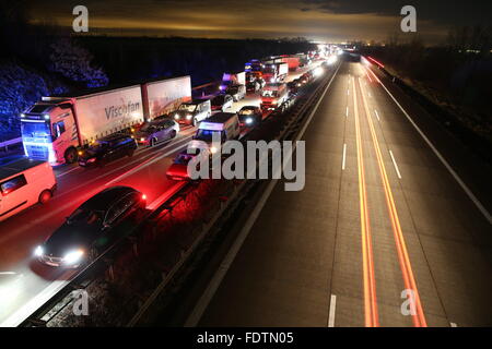 Berlino, Germania. 25 gennaio, 2016. Camion e automobili code durante un ingorgo sull'autostrada A9 Wiedemar vicino a Berlino, Germania, 25 gennaio 2016. Foto: Jan Woitas/dpa/Alamy Live News Foto Stock