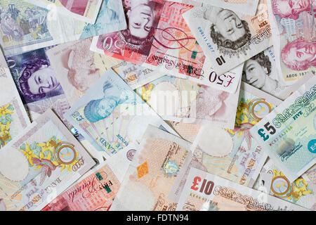Un assortimento di valuta britannica. £ 5, £10, £20, £50 note. Foto Stock