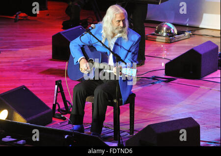 Charlie Landsborough esegue presso il Music Hall di Aberdeen, Scozia il 2 novembre 2011. Foto Stock