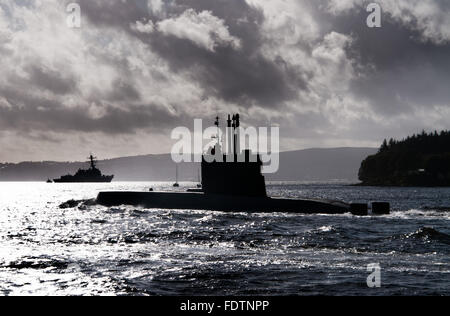 Sommergibile Ula della Marina Militare norvegese e il cacciatorpediniere USS Nitze Foto Stock