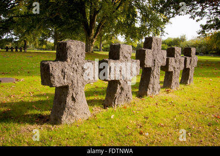 Lapidi e croci in pietra a La Cambe tedesca di seconda guerra mondiale cimitero militare, Bassa Normandia, Francia Foto Stock