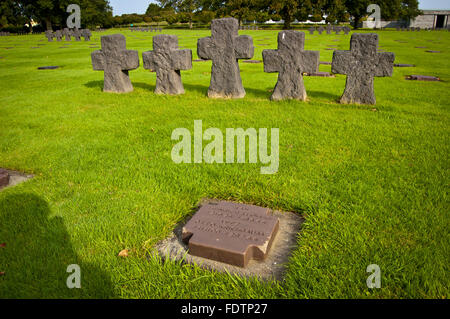Lapidi e croci in pietra a La Cambe tedesca di seconda guerra mondiale cimitero militare, Bassa Normandia, Francia Foto Stock