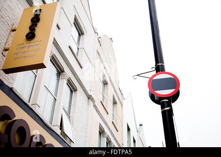 North London Borough of Haringey si prepara per la introduzione di 20mph limite. Quasi 4.000 nuovi 20mph segni sono stati installati attraverso il Borough come il limite di velocità. Attualmente i segni sono coperte e il limite di velocità è previsto per essere in vigore nel febbraio 2016. Foto Stock