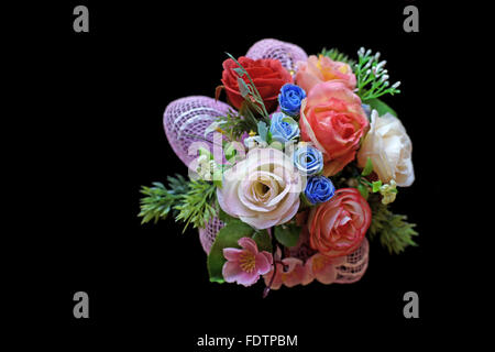 Colorato di rosa fiori artificiali isolate su sfondo nero Foto Stock