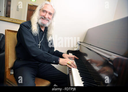 Paese e cantante folk Charlie Landsborough pone per un ritratto al Music Hall di Aberdeen, Scozia. Foto Stock