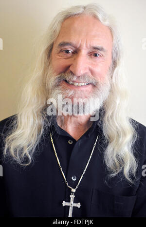 Paese e cantante folk Charlie Landsborough pone per un ritratto al Music Hall di Aberdeen, Scozia. Foto Stock