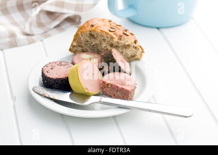 Paté di carne con sapori diversi sul tavolo bianco Foto Stock