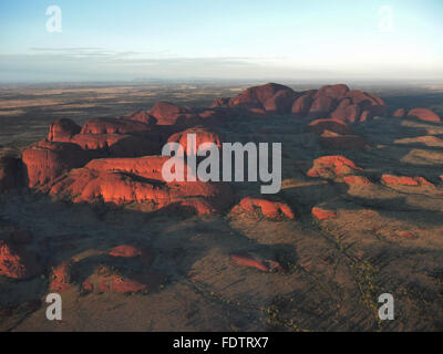 Vista Aeriel di Uluru (Ayers Rock) da elicottero a sunrise in estate. Foto Stock