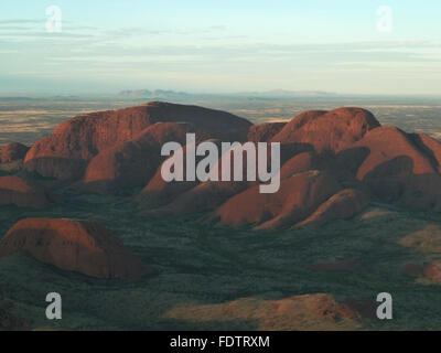 Vista Aeriel di Uluru (Ayers Rock) da elicottero a sunrise in estate. Foto Stock