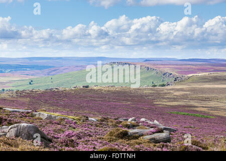 Una vista dalla brughiera sopra bordo Stanage che mostra la curva della scarpata gritstone. Derbyshire Yorkshire border, Peak District, England, Regno Unito Foto Stock