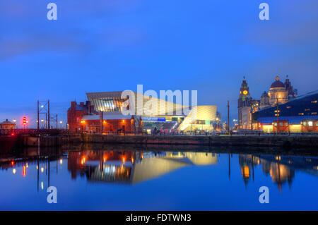 Il Museo di Liverpool dall'Albert Dock, Liverpool, Merseyside Foto Stock