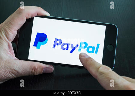 Il logo di online banking app Paypal sullo schermo del telefono intelligente Foto Stock