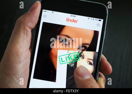 Tinder online dating app su un iPhone 6 Plus smart phone Foto Stock