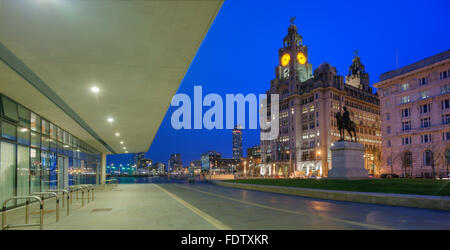 Il Liver Building dal pier head, Merseyside, N/W Inghilterra Foto Stock