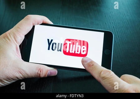 Lo streaming video da Youtube sito web app logo su schermo del telefono intelligente Foto Stock