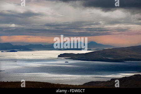 Traghetto Oban-Mull croce il suono di Mull con il lontano pappe del Giura in vista.Firth of Lorne.Argyll Foto Stock