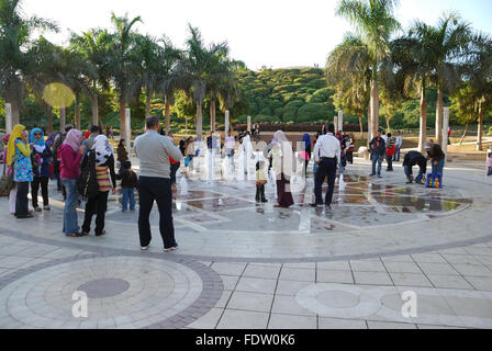 Bambini che giocano al di Al Azhar Park , Il Cairo, Egitto Foto Stock