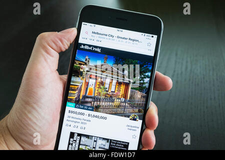 Casa australiana per la vendita on-line real estate app su iPhone 6 plus smart phone Foto Stock