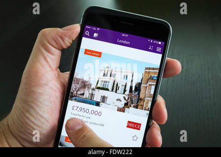 Londra di lusso home in vendita su Zoopla proprietà online cerca app su iPhone 6 plus smart phone Foto Stock