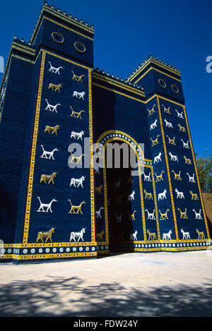 Babilonia Iraq ricostruito Ishtar Gate con Bas-Relief di Mushussu e uro Foto Stock