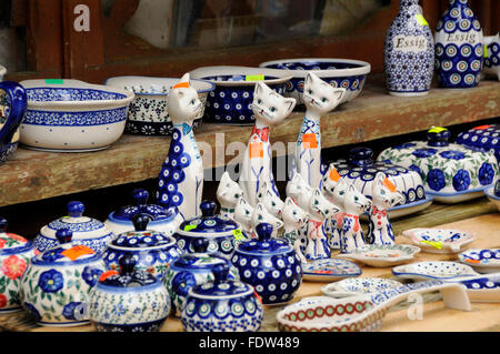 La ceramica di terracotta figurines cat colorato di Boleslawiec a un mercato in stallo Karpacz, Polonia Foto Stock