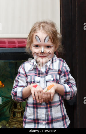 Ragazza con un coniglio face painting Foto Stock