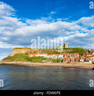 Whitby città vecchia e la chiesa di Santa Maria in un luminoso e soleggiato, sera d'estate Foto Stock