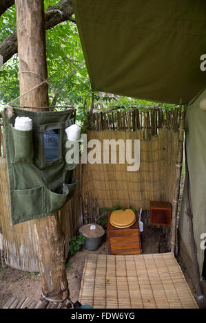 Africa, Mozambico, Gorongosa National Park. "Esplorare Gorongosa' lodge, lusso Tenda camp. bagno, all'aperto, Foto Stock